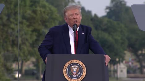 US-Präsident-Donald-Trump-Spricht-Während-Der-Feierlichkeiten-Zum-Unabhängigkeitstag-Von-Amerika-Am-4.-Juli-In-DC-15