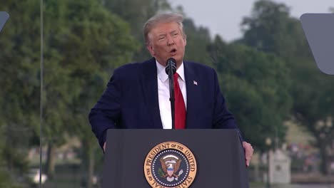 US-Präsident-Donald-Trump-Spricht-Während-Der-Feierlichkeiten-Zum-Unabhängigkeitstag-Von-Amerika-Am-4.-Juli-In-DC-16