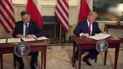 US-Präsident-Donald-Trump-Andrzej-Duda-Präsident-Von-Polen-Führen-Einen-Vertrag-Bei-Der-Unterzeichnungszeremonie-Des-Weißen-Hauses-Durch