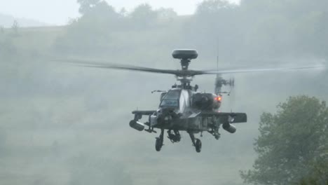 US-Armee-Ah64-Apache-Kampfhubschrauber-Landet-Im-Regen-Der-NATO-Kombinierte-Entschlossenheitsübung-In-Deutschland