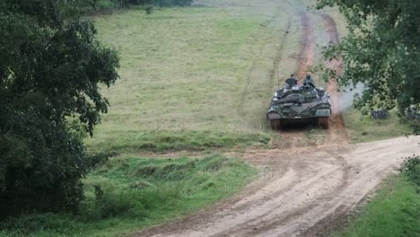 US-Armee-Bradley-Kampffahrzeug-Slowenischer-M84-Kampfpanzer-Ukrainischer-BMP1-Infanterie-Kampffahrzeug