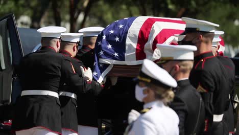 Los-Marines-Estadounidenses-En-Uniforme-De-Gala-Ponen-Un-Soldado-Caído-Para-Descansar-En-El-Cementerio-Nacional-De-Arlington,-Washington