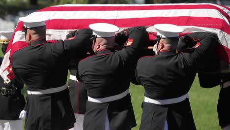 Los-Marines-Estadounidenses-En-Uniforme-De-Gala-Ponen-Un-Soldado-Caído-Para-Descansar-En-El-Cementerio-Nacional-De-Arlington-Washington-1