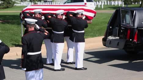 Los-Marines-Estadounidenses-En-Uniforme-De-Gala-Ponen-Un-Soldado-Caído-Para-Descansar-En-El-Cementerio-Nacional-De-Arlington-Washington-3