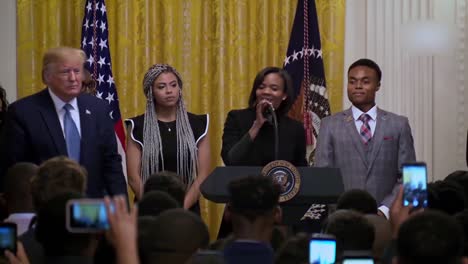 El-Presidente-Estadounidense,-Donald-Trump,-Habla-A-Los-Afroamericanos-En-La-Cumbre-De-Jóvenes-Líderes-Negros-En-La-Casa-Blanca-2