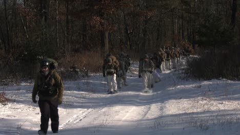 El-Ejército-De-Los-EE.-UU.-Y-Los-Marines-Usan-Raquetas-De-Nieve,-Trineos-Ahkio-Y-Equipo-De-Supervivencia-Invernal-Fort-Mccoy-Coldweather-Course-Wi-1