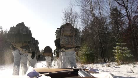 US-Armee-Und-Marinesoldaten-Verwenden-Schneeschuhe,-Ahkio-Schlitten-Und-Winter-Überlebensausrüstung-Fort-Mccoy-Coldweather-Course-Wi-2