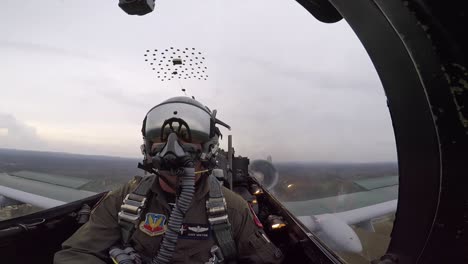 Cockpitansicht-Uns-Air-Force-A10-Thunderbolt-II-Kampfjet-Demonstrationsteam-Flugshow-Broll-B