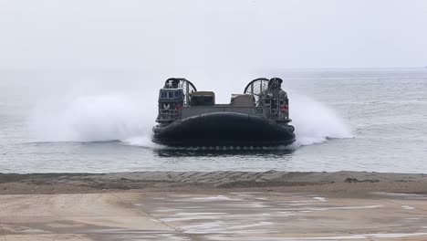 Us-Marine-Luftgepolsterte-Landungsboote-Transportieren-Waffen-Während-Einer-Feldübung-In-Kalifornien-Vom-Schiff-Zum-Ufer