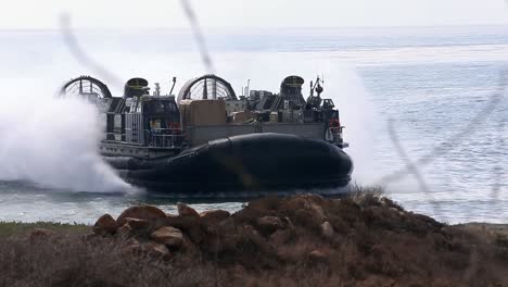 US-Marine-Luftgepolsterte-Landungsboote-Transportiert-Waffen-Vom-Schiff-Zum-Ufer-Während-Einer-Feldübung-Kalifornien-1