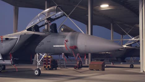 US-Luftwaffen-Rüstungssystemspezialisten-Laden-Waffen-Auf-Eine-F15e-In-Mountain-Home-Air-Force-Base