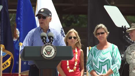 El-Vicepresidente-Estadounidense-Joe-Biden-Y-La-Doctora-Jill-Biden-Hablan-Con-Militares-En-La-Base-Conjunta-Pearl-Harbourhickham-Hawaii