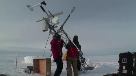 NASA-Wetter--Und-Klimaforscher-Bauen-Eine-Wetterstation-In-Der-Antarktis