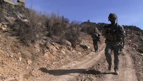 US-Armee-Fußpatrouillen-Bewegen-Sich-Während-Des-Afghanistan-Krieges-Durch-Afghanistan