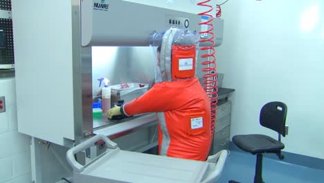 Cdc-Center-For-Disease-Control-Scientists-Wear-Biohazard-Suits-To-Study-Deadly-Viruses-In-A-Lab-2