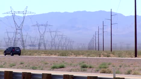 Elektrische-Übertragungsleitungen-Verlaufen-Durch-Die-Wüste