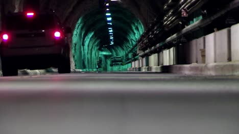 Ein-Unterirdischer-Tunnel-Führt-Zum-Kontrollzentrum-Eines-Wasserkraftwerks