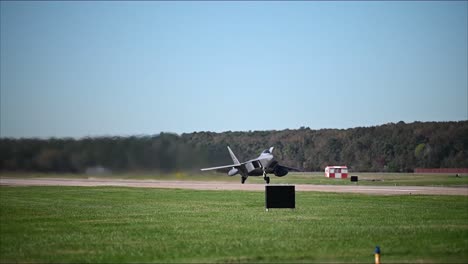 US-Air-Force-F22-Raptor-Jet-Kampfflugzeuge-Starten-Von-Einer-Start--Und-Landebahn-An-Der-Gemeinsamen-Basis-Langley-Eustis-Virginia