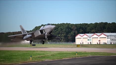Zeitlupe-US-Air-Force-F22-Raptor-Jet-Kampfflugzeug-Abheben-Von-Einer-Start--Und-Landebahn-Gemeinsame-Basis-Langley-Eustis-Virginia