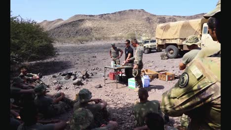 Soldados-Del-Ejército-Francés-Y-Estadounidense-Aprenden-Habilidades-De-Combate-Y-Supervivencia-Curso-De-Comando-Del-Desierto-Francés-Djibouti-2