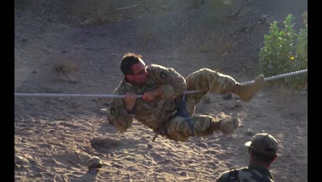 Y-Los-Soldados-Del-Ejército-Francés-Aprenden-Habilidades-De-Combate-Y-Supervivencia-Curso-De-Comando-Del-Desierto-Francés-Djibouti-5