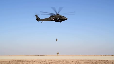Fuerza-De-Tarea-De-La-Guardia-Nacional-Soldados-De-Javalin-Y-Helicóptero-Uh60-Black-Hawk-Base-Aérea-Del-Príncipe-Sultán-Arabia-Saudita