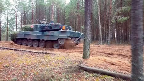 Ejercicio-De-Entrenamiento-De-Disparos-De-Drones-De-Unidades-Blindadas-Militares-Que-Conducen-Tanques-Leopard-Ii-Alemanes-Lituania