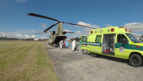 US-Armee-Ch47-Chinook-Crew-Und-Feuerwehrleute-Von-Guatemala-City-übertragen-Einen-Schwangeren-Covid19-Patienten-Nach-Guatemala