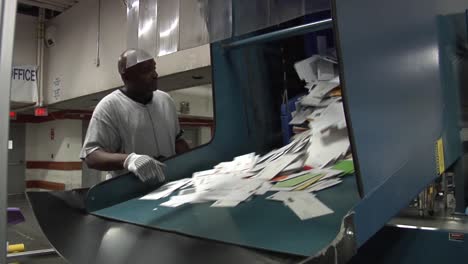 Us-Mail-And-Packages-Are-Sorting-At-A-Usps-Sorting-Facility-3