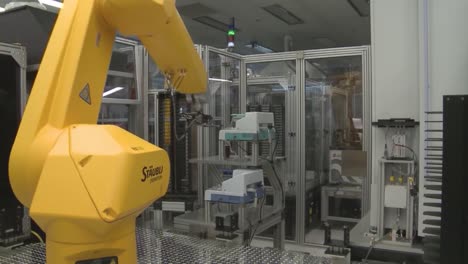 Los-Robots-Hacen-El-Trabajo-De-Los-Humanos-En-Un-Entorno-De-Laboratorio-Sensible-1