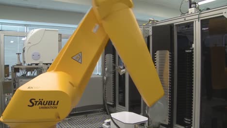 Los-Robots-Hacen-El-Trabajo-De-Los-Humanos-En-Un-Entorno-De-Laboratorio-Sensible-3