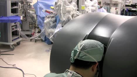 Robots-Are-Used-In-Surgery-8