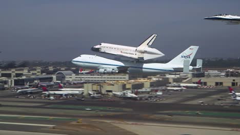 The-Space-Shuttle-Enterprise-Comes-In-For-A-Landing-At-Los-Angeles-Airport-1