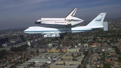 The-Space-Shuttle-Enterprise-Comes-In-For-A-Landing-At-Los-Angeles-Airport-2