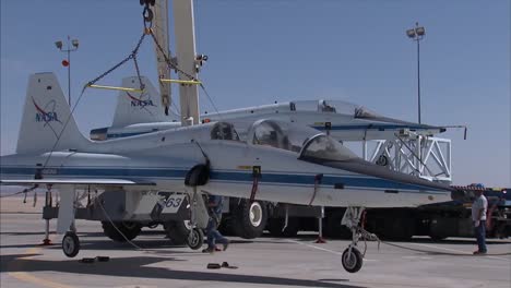 Dos-Aviones-A-Reacción-T38-Se-Retiran-Colocándolos-Dentro-De-Un-Avión-De-Transporte-Súper-Guppy-En-Dryden-Air-Force-Base-1