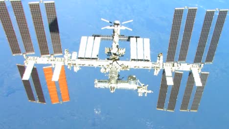 The-International-Space-Station-Flies-Over-The-Earth