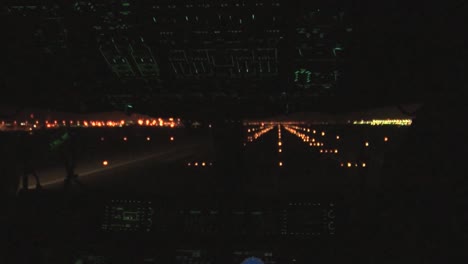 Sicht-Cockpit-Perspektive-Eines-Verkehrsflugzeugs,-Das-Nachts-Startet
