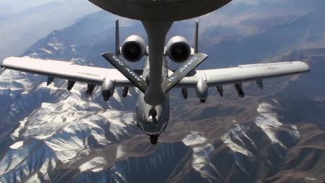 An-A10-Thunderbolt-Gets-Refueled-By-A-Kc-135-Stratotanker-1