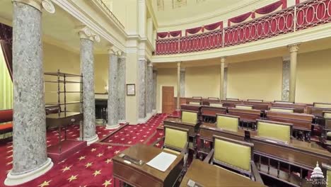 Eine-Schwenk-weitwinkelaufnahme-Um-Die-Alte-Senatskammer-Im-Us-Capitol-Building-In-Washington-Dc