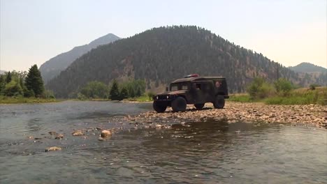 Ein-Einsatzfahrzeug-überquert-Einen-Fluss-In-Colorado