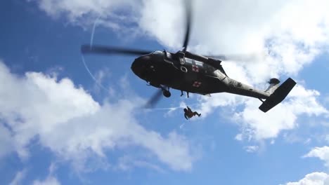 Ein-Notretter-Seilt-Sich-Während-Einer-Rettungsaktion-Von-Einem-Hubschrauber-Ab-1
