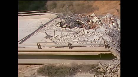 Footage-Of-The-1994-Northridge-Earthquake-Freeway-Collapses-4