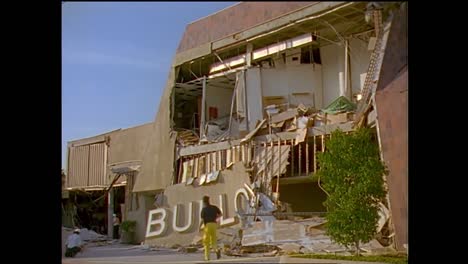 Bauingenieure-Untersuchen-Ein-Eingestürztes-Einkaufszentrum-Während-Des-Northridge-Erdbebens-Von-1994-3