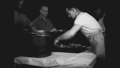 Wir-Soldaten-In-Italien-Genießen-1944-Ein-Thanksgiving-Essen