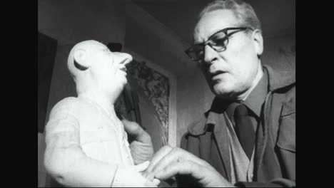 El-Escultor-Italiano-Bruno-Marini-Esculpe-A-Personajes-Famosos-En-Estatuas,-Estatuillas-Y-Máscaras-En-La-Década-De-1960