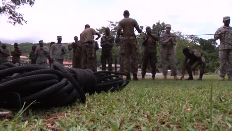 US-Armee--Und-Nationalgarde-Truppen-Trainieren-Jamaikaner-In-Grundfertigkeiten