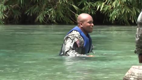 US-Armee--Und-Nationalgarde-Truppen-Trainieren-Jamaikaner-In-Grundlegenden-Überlebensfähigkeiten-Im-Dschungel-1