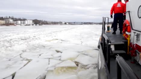 Ein-Kutterboot-Der-Küstenwache-Bricht-Eis-Auf-Dem-Penobscot-River-In-Maine-2