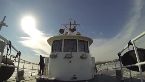 Zeitraffer-Zeitraffer-Eines-Eisbrecherboots-Der-Küstenwache,-Das-Sich-Seinen-Weg-Durch-Den-Delaware-Fluss-Schneidet-1