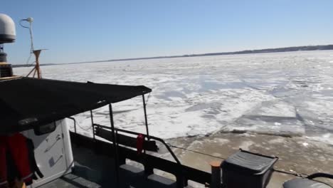 Ein-Kutterboot-Der-Küstenwache-Bricht-Das-Eis-In-Der-Chesapeake-Bay